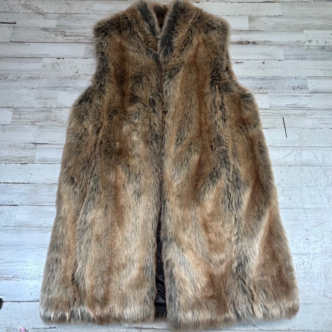 Donna Salyers Fabulous Furs "Wolf" Faux Fur Vest Women's M Brown Black Lined: Elevate your cold-weather wardrobe with this luxurious faux fur vest from Donna Salyers' Fabulous Furs collection. Designed in a striking wolf-like pattern with rich brown and black tones, this vest f