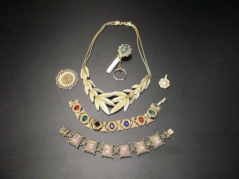 Lot of 6 Costume Jewelry Items - Vintage, Buffalo: Lot of 6 Costume Jewelry Items - Vintage, Buffalo Nickel 1936, Trifari Necklace (leaves), ROMA (pendant) Total lot weight: 196.4g