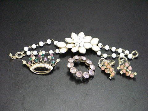 Lot of VINTAGE JEWELRY - Crown Brooches, etc: Lot of VINTAGE JEWELRY - Pink stone brooch - Crown Jewels Brooch - White Flower Bracelet - Pink Screw-Back Earrings Round Pink Pin Weight: 9.0 g Crown Pin Weight: 12.4g Bracelet Weight: 21.5g Earring