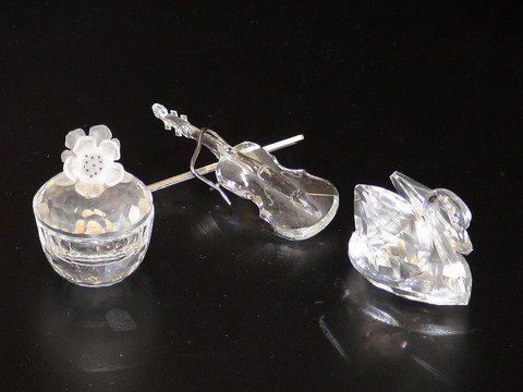 SWAROVSKI & CAPODIMONTE Pieces Violin & Flower: Lot of 4: Swarovski silver crystal violin with bow and metal stand, made in Austria, crystal swan, small crystal dish with lid, porcelain capodimonte rose on mirrored base, bottom of rose cracked wher