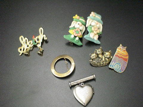 7 Pieces Costume Jewelry: Lot of 7 pieces of costume jewelry pins: three kitties in a basket, a holiday sleigh pin with bells, a circular pin, a "Rainbow Cats" pin, two clay made bunny pins, and a heart-shaped silver color loc