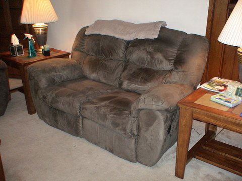 Overstuffed Couch and Love Seat W/Recliners on th: Overstuffed Couch and Love Seat W/Recliners on the ends. Both pieces are in like new condition showing just minor wear.(LOCAL PICK-UP OR BUYER ARRANGES SHIPPING ONLY)