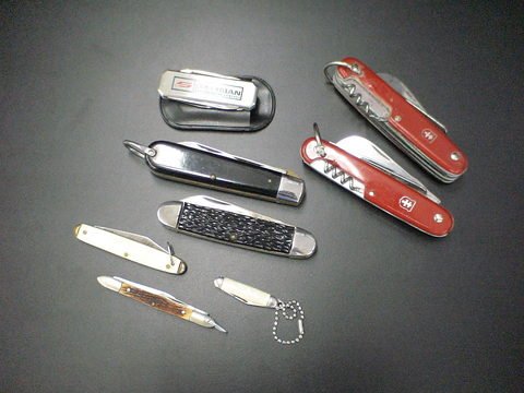 Lot of 8 pocket knives: one advertises Suburban M: Lot of 8 pocket knives: one advertises Suburban Manufacturing Company with small pouch, two are Mountain Guide (Swiss Army type multiple use knives) and 5 others.