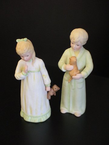 Lot of 2: porcelain figurines of a boy and girl i: Lot of 2: porcelain figurines of a boy and girl in their gown and robe, exclusive limited edition for members of the Goebel Collector's Club, "Rise and Shine" (No. 5751), boy with his kitty and "Hush