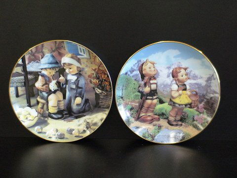 Set of 2: M.I. Hummel plate collection Little Com: Set of 2: M.I. Hummel plate collection Little Companions -- "Tender Loving Care" (1989) and "Little Explorers", (1990) an edition limited to 14 firing days, the Danbury Mint, gold trim, each Plate No.