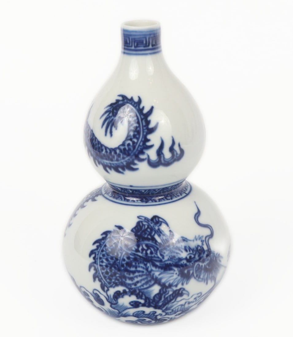 Beautiful Blue & White Chinese Cobalt Blue Vase: Beautiful Chinese porcelain blue and white double gourd shaped vase. Wonderfully decorated throughout with beautiful cobalt blue clouds, repeating geometric bands around the neck and middle. Ferocious
