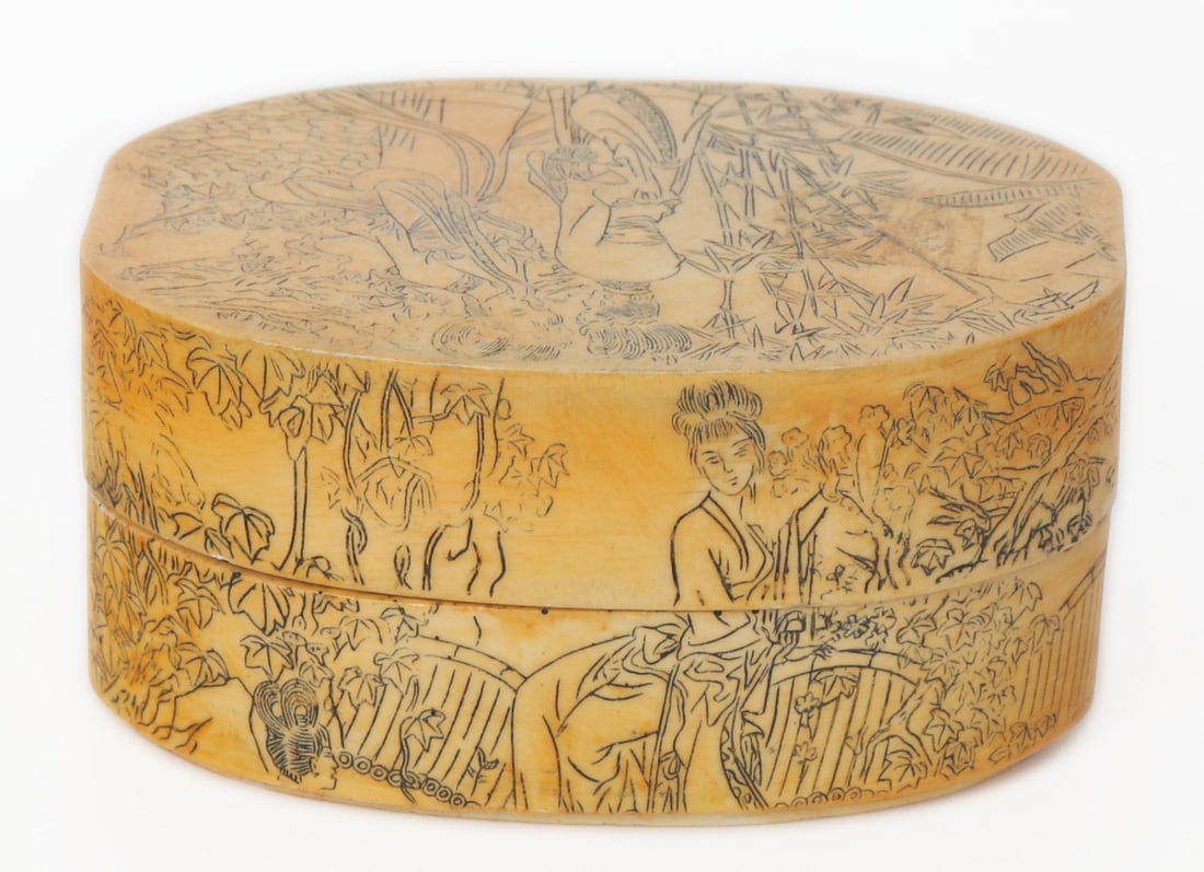 Beautiful Scrimshaw Style Box - 4