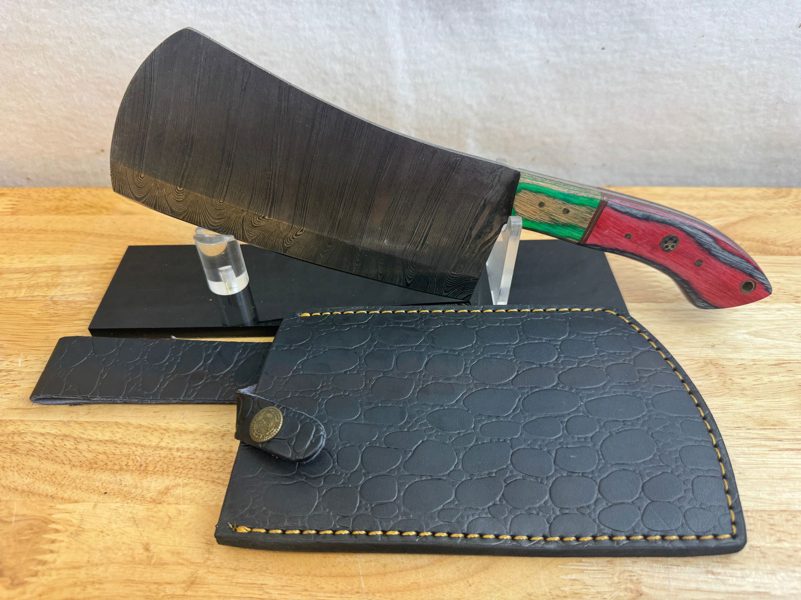 Beautiful Handmade Damascus Steel Cleaver w/Sheath: Beautiful Handmade Damascus Steel Cleaver w/Sheath. See photos for details and measurements. Meticulously crafted by skilled artisans, each knife is forged from multiple layers of high-carbon steel?he