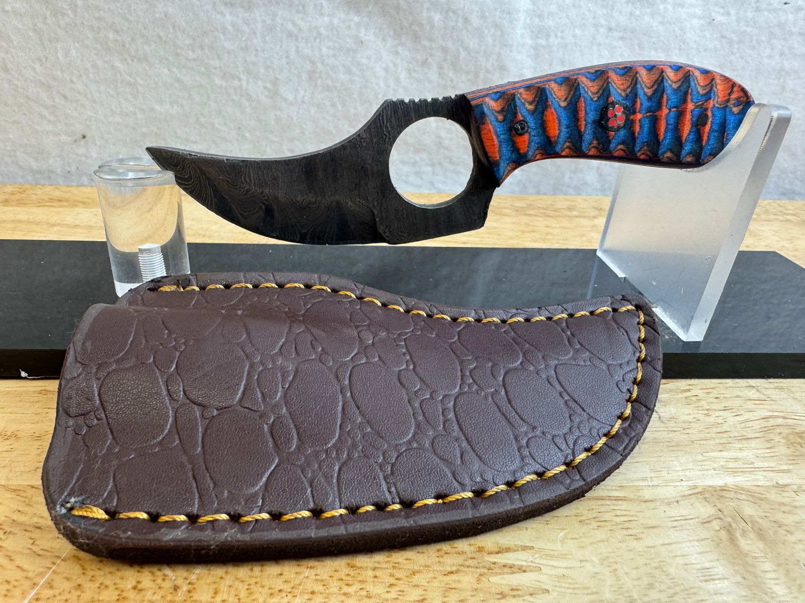 Beautiful Handmade Damascus Steel Knife w/Sheath: Beautiful Handmade Damascus Steel Knife w/Sheath. See photos for details and measurements. Meticulously crafted by skilled artisans, each knife is forged from multiple layers of high-carbon steel?heat