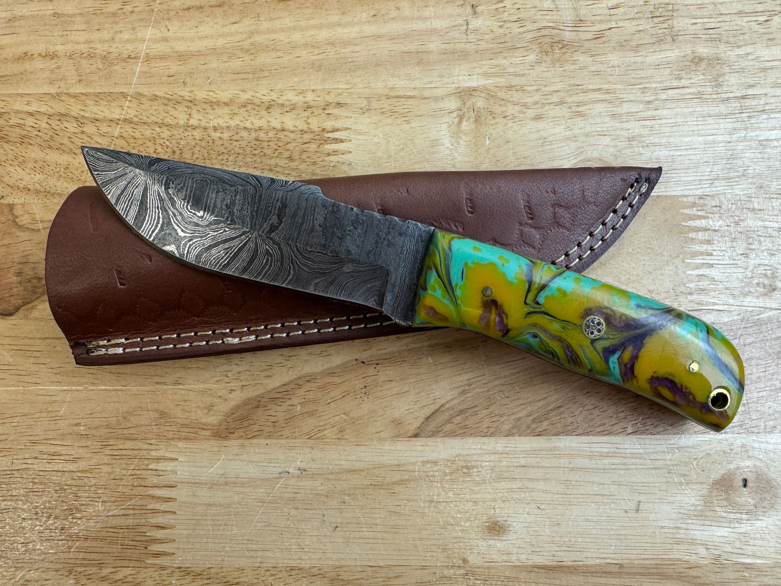 Beautiful Handmade Damascus Steel Knife w/Sheath: Beautiful Handmade Damascus Steel Knife w/Sheath. See photos for details and measurements. Meticulously crafted by skilled artisans, each knife is forged from multiple layers of high-carbon steel?heat