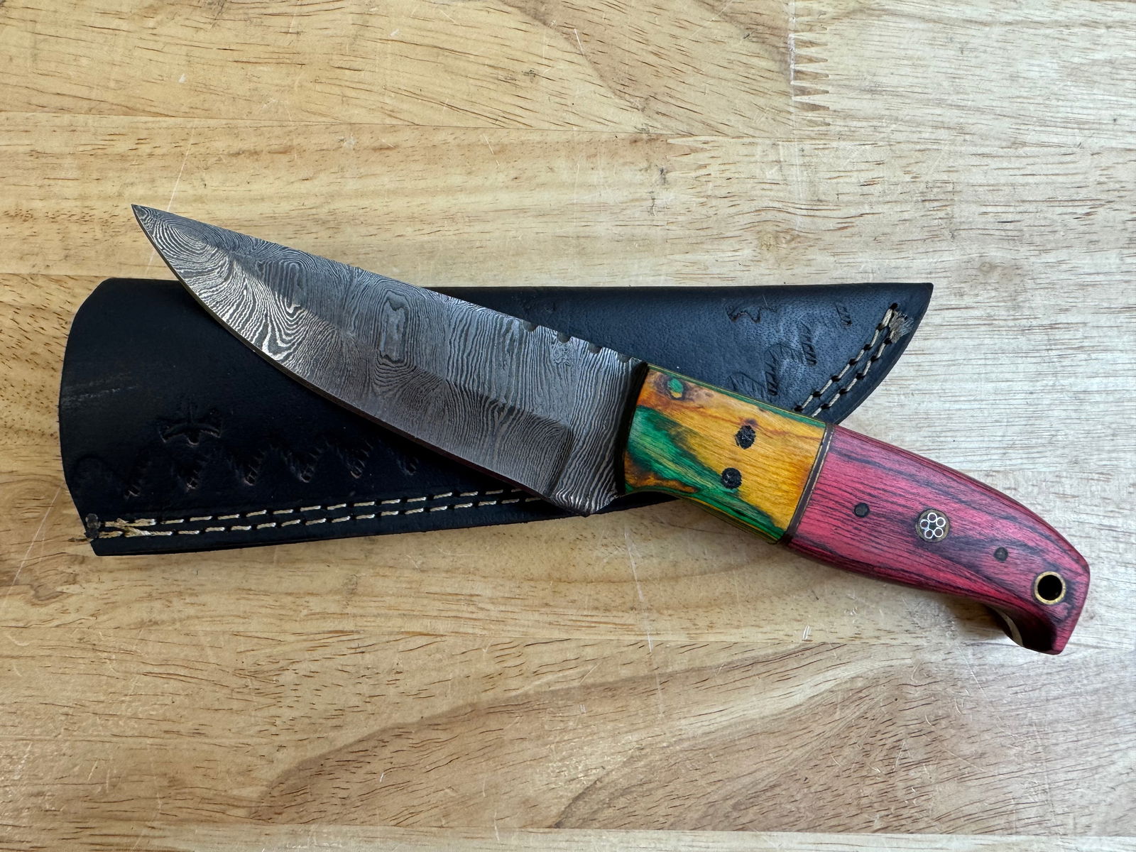 Beautiful Handmade Damascus Steel Knife w/Sheath: Beautiful Handmade Damascus Steel Knife w/Sheath. See photos for details and measurements. Meticulously crafted by skilled artisans, each knife is forged from multiple layers of high-carbon steel?heat