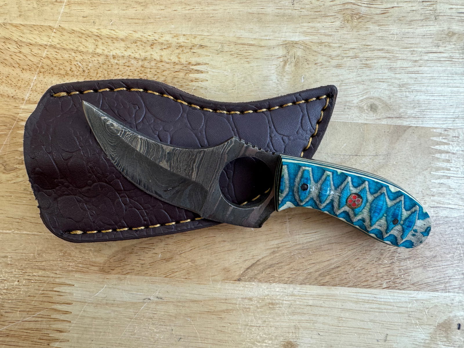 Beautiful Handmade Damascus Steel Knife w/Sheath: Beautiful Handmade Damascus Steel Knife w/Sheath. See photos for details and measurements. Meticulously crafted by skilled artisans, each knife is forged from multiple layers of high-carbon steel?heat