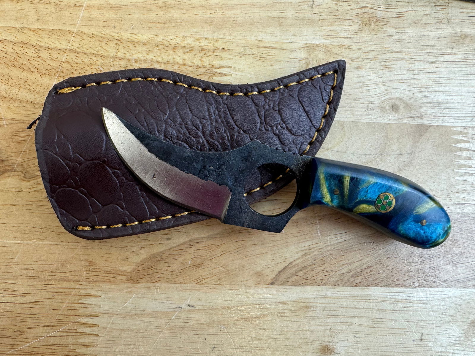 Beautiful Handmade Steel Knife w/Sheath: Beautiful Handmade Steel Knife w/Sheath. See photos for details and measurements. Meticulously crafted by skilled artisans, each knife is forged from multiple layers of high-carbon steel?heated, folde