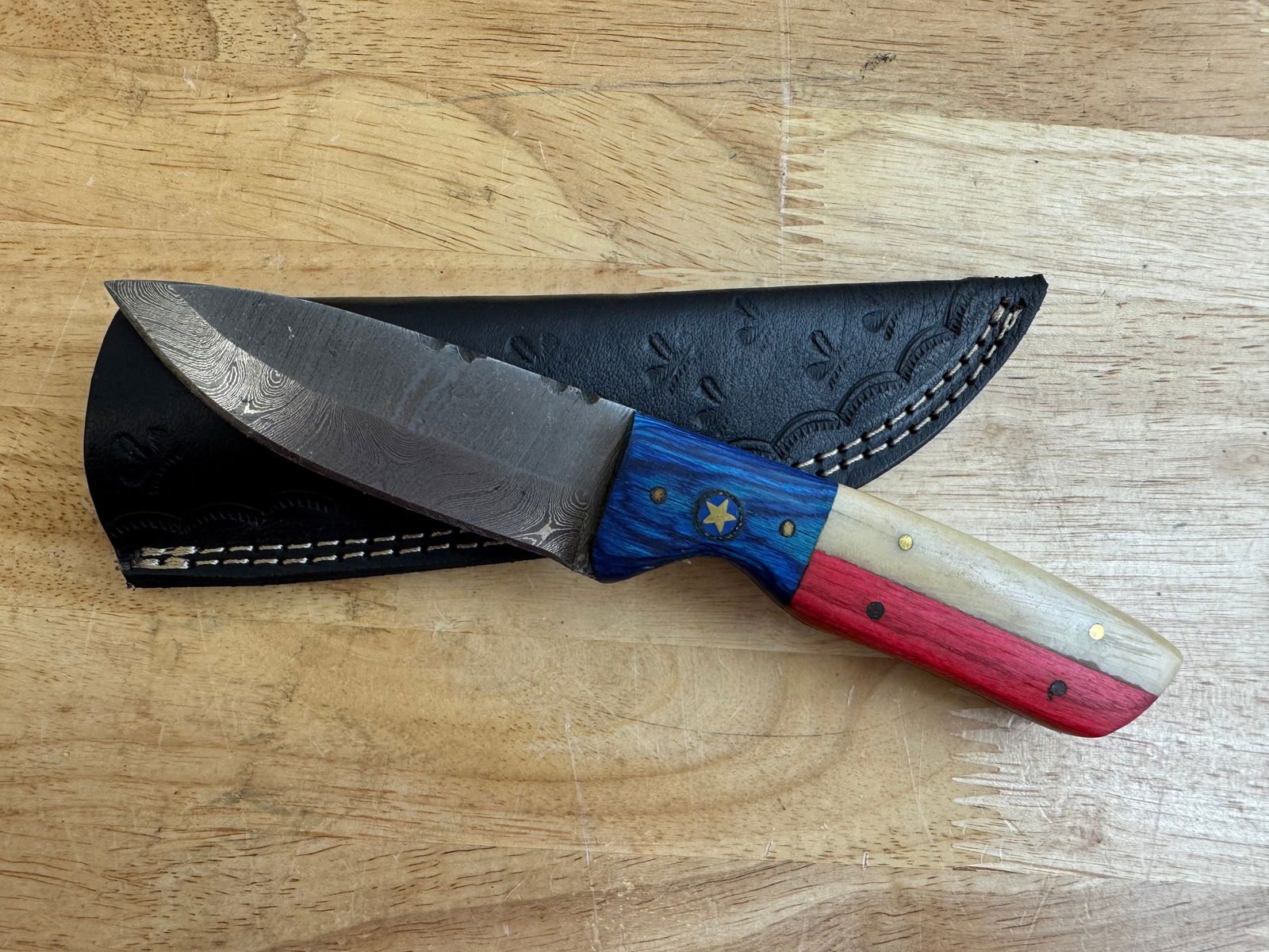 Beautiful Handmade Damascus Steel Knife w/Sheath: Beautiful Handmade Damascus Steel Knife w/Sheath. See photos for details and measurements. Meticulously crafted by skilled artisans, each knife is forged from multiple layers of high-carbon steel?heat