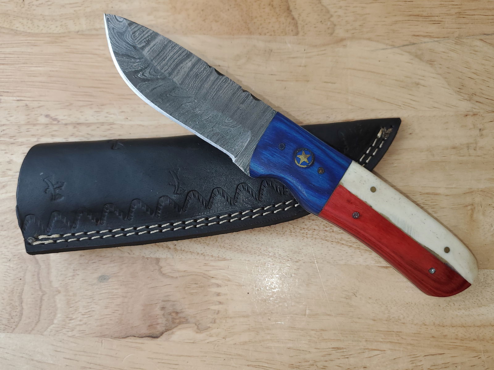 Beautiful Handmade Damascus Steel Knife w/Sheath: Beautiful Handmade Damascus Steel Knife w/Sheath. See photos for details and measurements. Meticulously crafted by skilled artisans, each knife is forged from multiple layers of high-carbon steel?heat