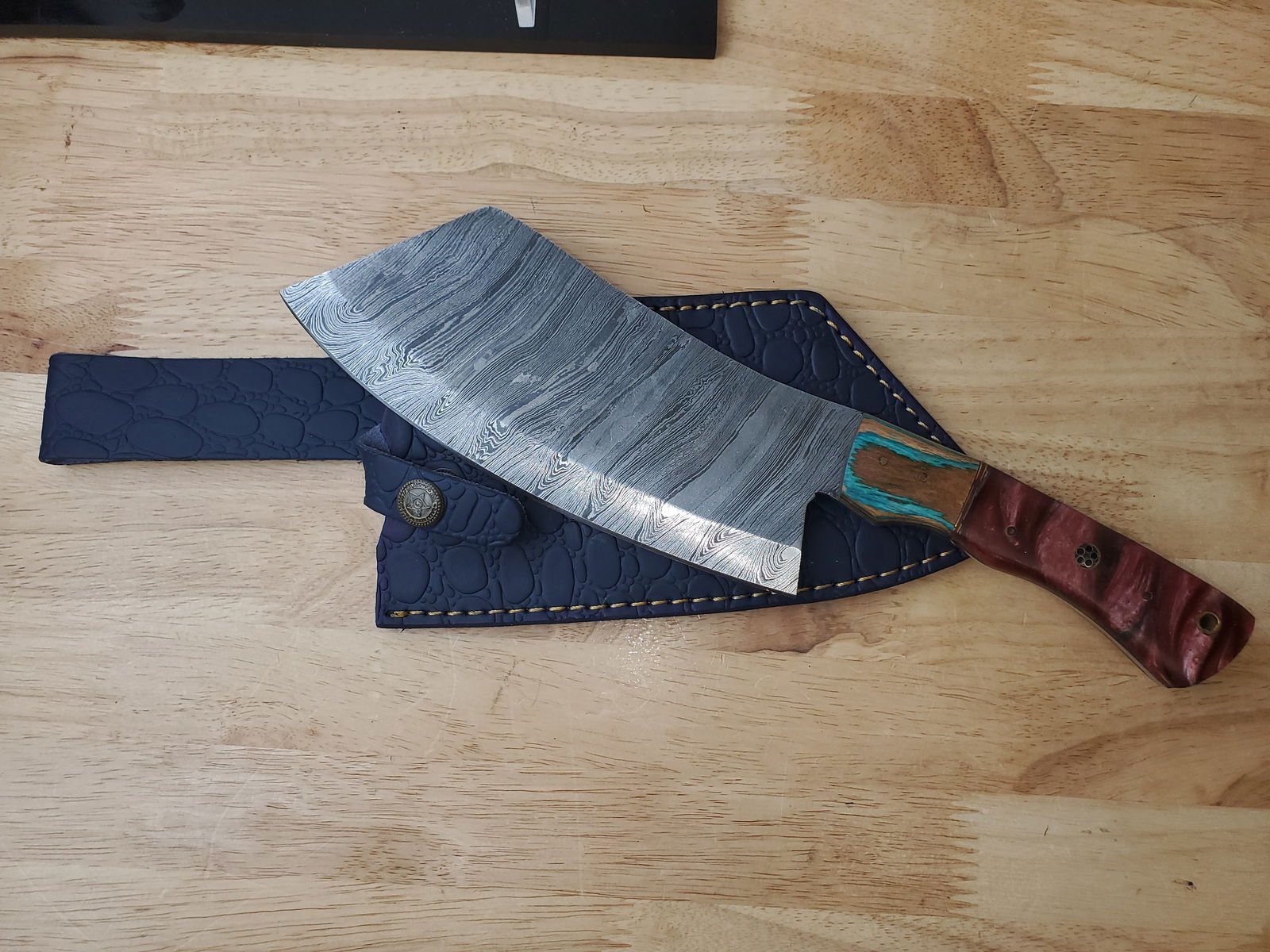Beautiful Handmade Damascus Steel Cleaver w/Sheath: Beautiful Handmade Damascus Steel Cleaver w/Sheath. See photos for details and measurements. Meticulously crafted by skilled artisans, each knife is forged from multiple layers of high-carbon steel?he