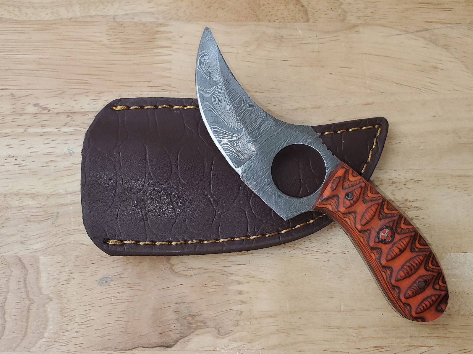 Beautiful Handmade Damascus Steel Knife w/Sheath: Beautiful Handmade Damascus Steel Knife w/Sheath. See photos for details and measurements. Meticulously crafted by skilled artisans, each knife is forged from multiple layers of high-carbon steel?heat