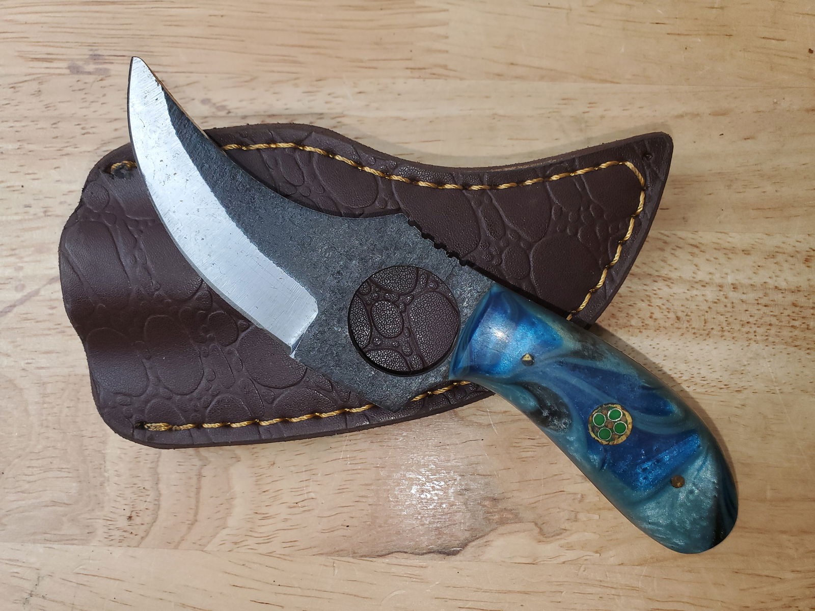 Beautiful Handmade Steel Knife w/Sheath: Beautiful Handmade Steel Knife w/Sheath. See photos for details and measurements. Meticulously crafted by skilled artisans, each knife is forged from multiple layers of high-carbon steel?heated, folde
