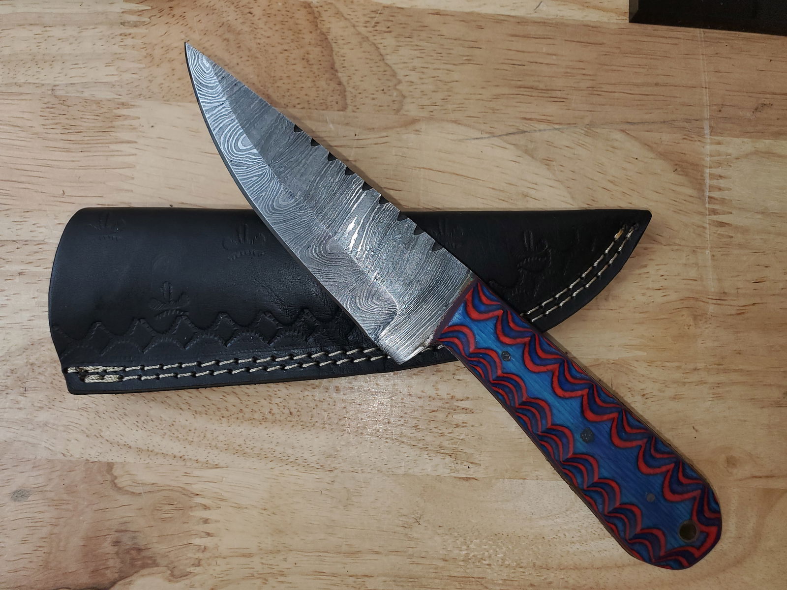 Beautiful Handmade Damascus Steel Knife w/Sheath: Beautiful Handmade Damascus Steel Knife w/Sheath. See photos for details and measurements. Meticulously crafted by skilled artisans, each knife is forged from multiple layers of high-carbon steel?heat