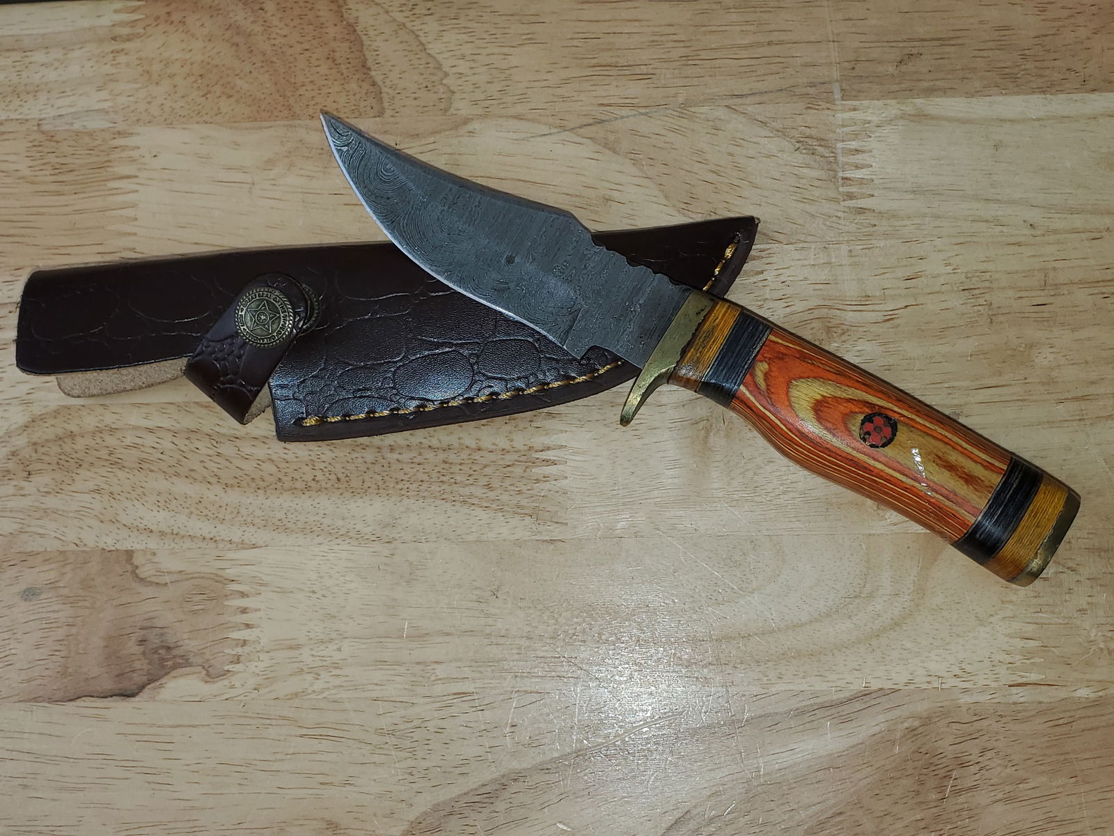 Beautiful Handmade Damascus Steel Knife w/Sheath: Beautiful Handmade Damascus Steel Knife w/Sheath. See photos for details and measurements. Meticulously crafted by skilled artisans, each knife is forged from multiple layers of high-carbon steel?heat