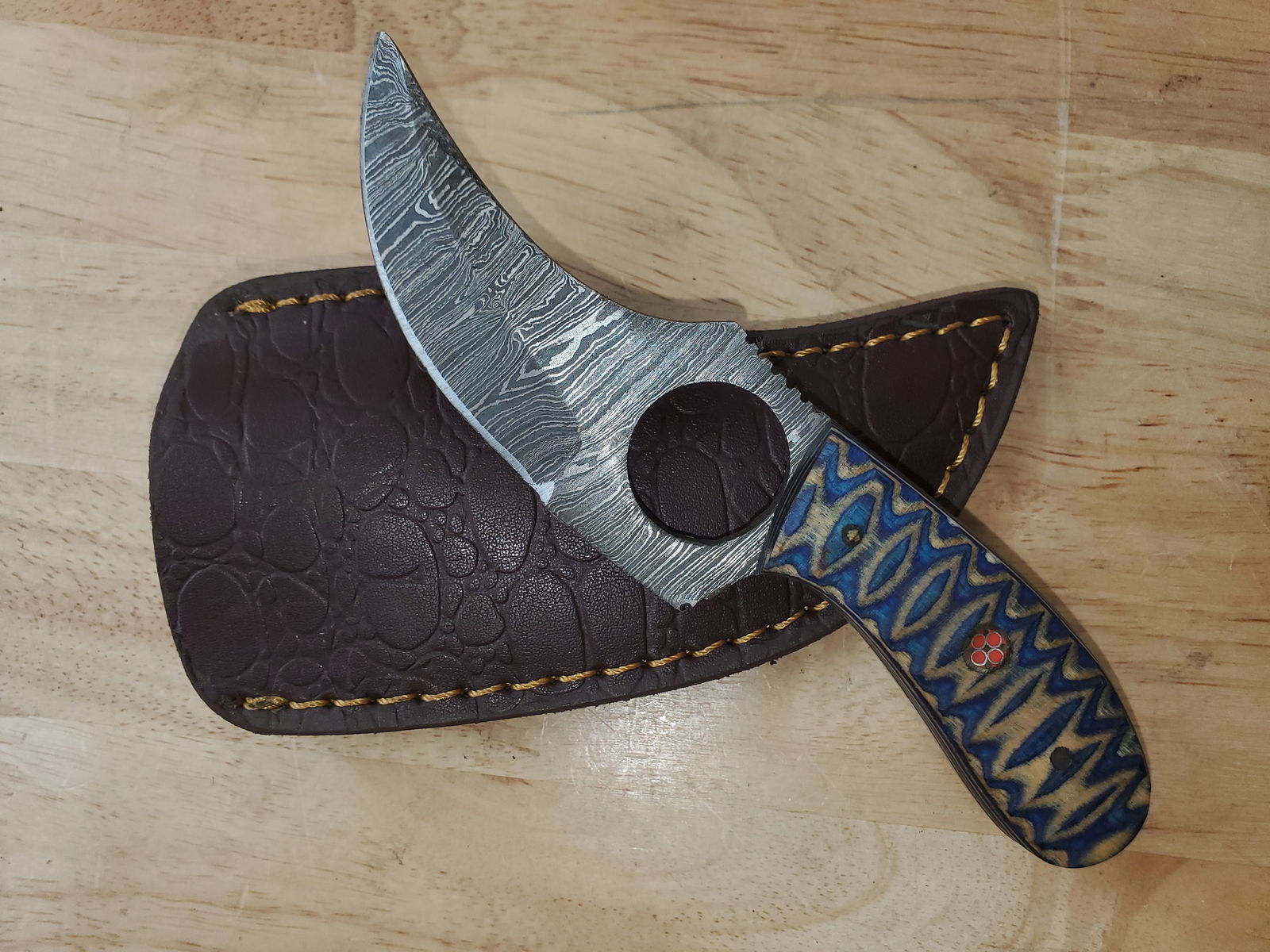 Beautiful Handmade Damascus Steel Knife w/Sheath: Beautiful Handmade Damascus Steel Knife w/Sheath. See photos for details and measurements. Meticulously crafted by skilled artisans, each knife is forged from multiple layers of high-carbon steel?heat