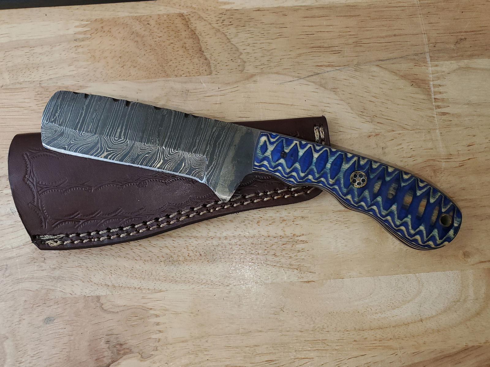 Beautiful Handmade Damascus Steel Knife w/Sheath: Beautiful Handmade Damascus Steel Knife w/Sheath. See photos for details and measurements. Meticulously crafted by skilled artisans, each knife is forged from multiple layers of high-carbon steel?heat