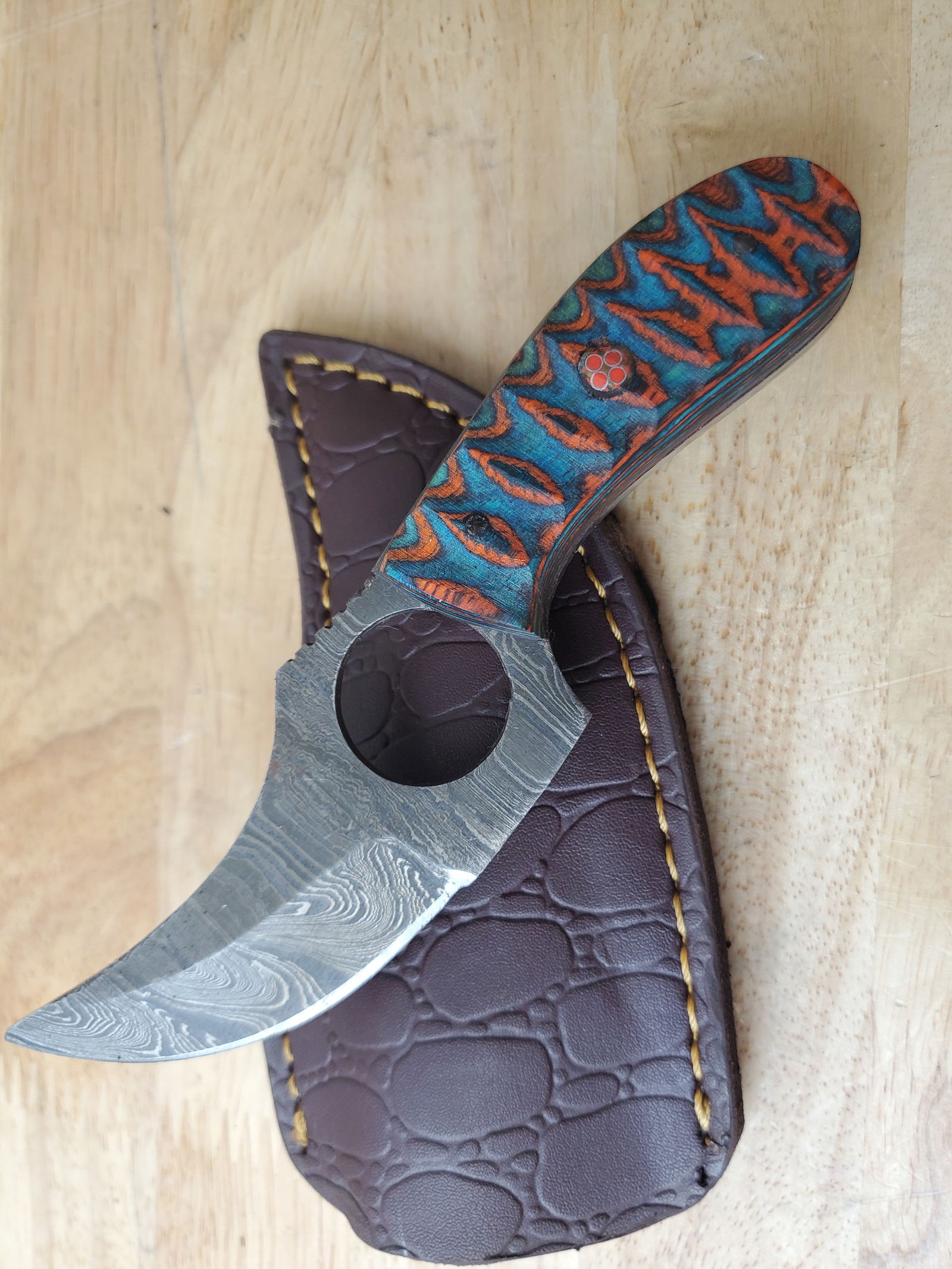 Beautiful Handmade Damascus Steel Knife w/Sheath: Beautiful Handmade Damascus Steel Knife w/Sheath. See photos for details and measurements. Meticulously crafted by skilled artisans, each knife is forged from multiple layers of high-carbon steel?heat