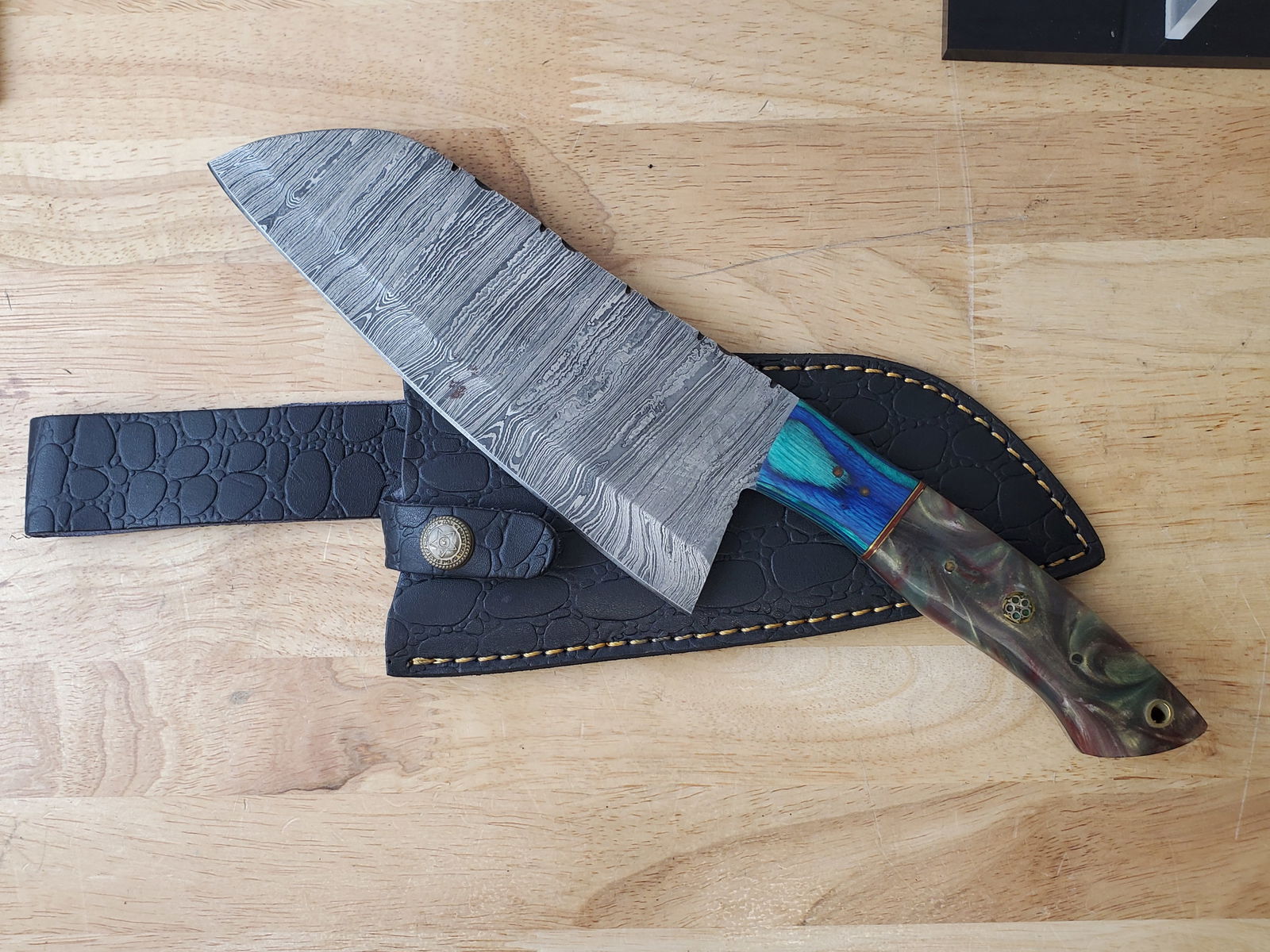 Beautiful Handmade Damascus Steel Cleaver w/Sheath: Beautiful Handmade Damascus Steel Cleaver w/Sheath. See photos for details and measurements. Meticulously crafted by skilled artisans, each knife is forged from multiple layers of high-carbon steel?he