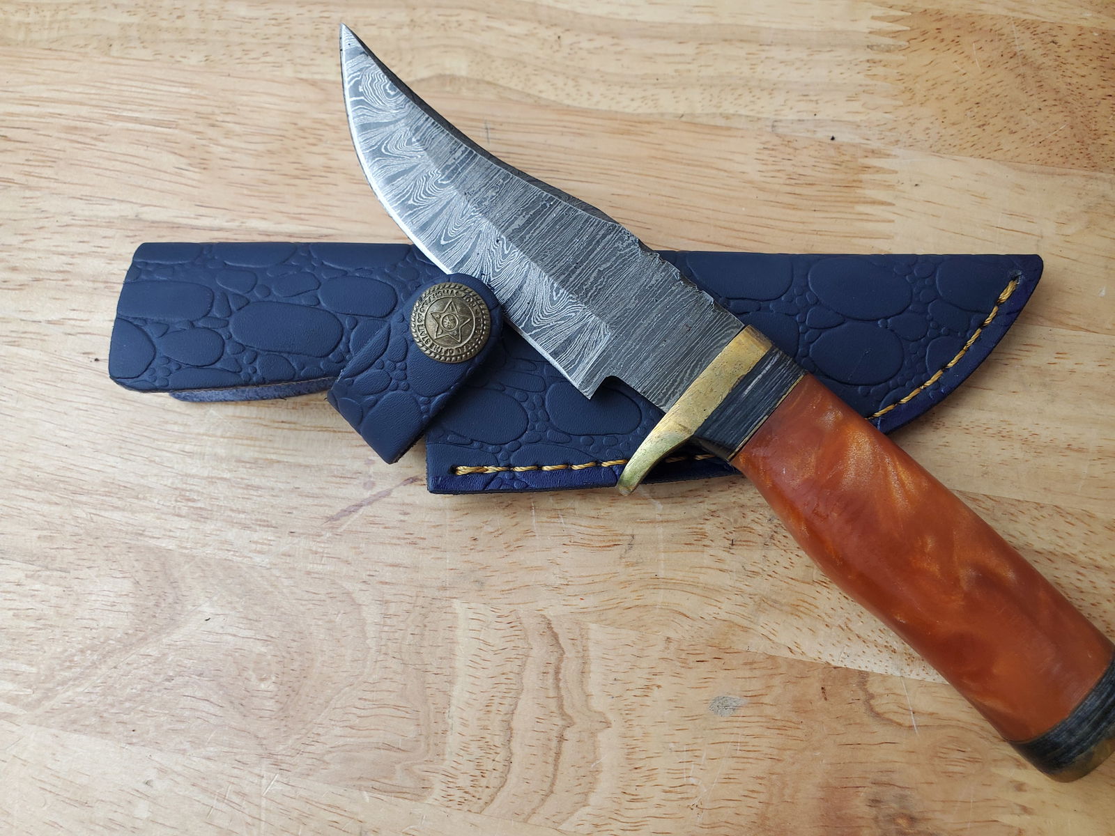 Beautiful Handmade Damascus Steel Knife w/Sheath: Beautiful Handmade Damascus Steel Knife w/Sheath. See photos for details and measurements. Meticulously crafted by skilled artisans, each knife is forged from multiple layers of high-carbon steel?heat