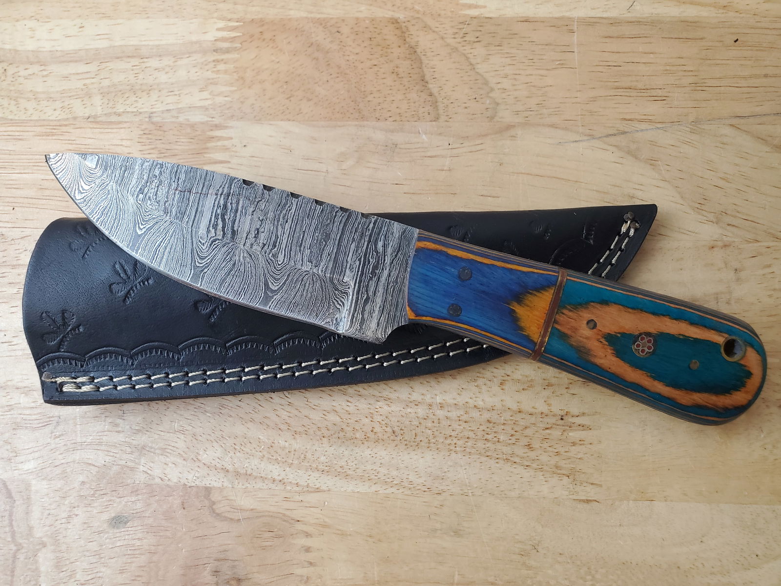 Beautiful Handmade Damascus Steel Knife w/Sheath: Beautiful Handmade Damascus Steel Knife w/Sheath. See photos for details and measurements. Meticulously crafted by skilled artisans, each knife is forged from multiple layers of high-carbon steel?heat