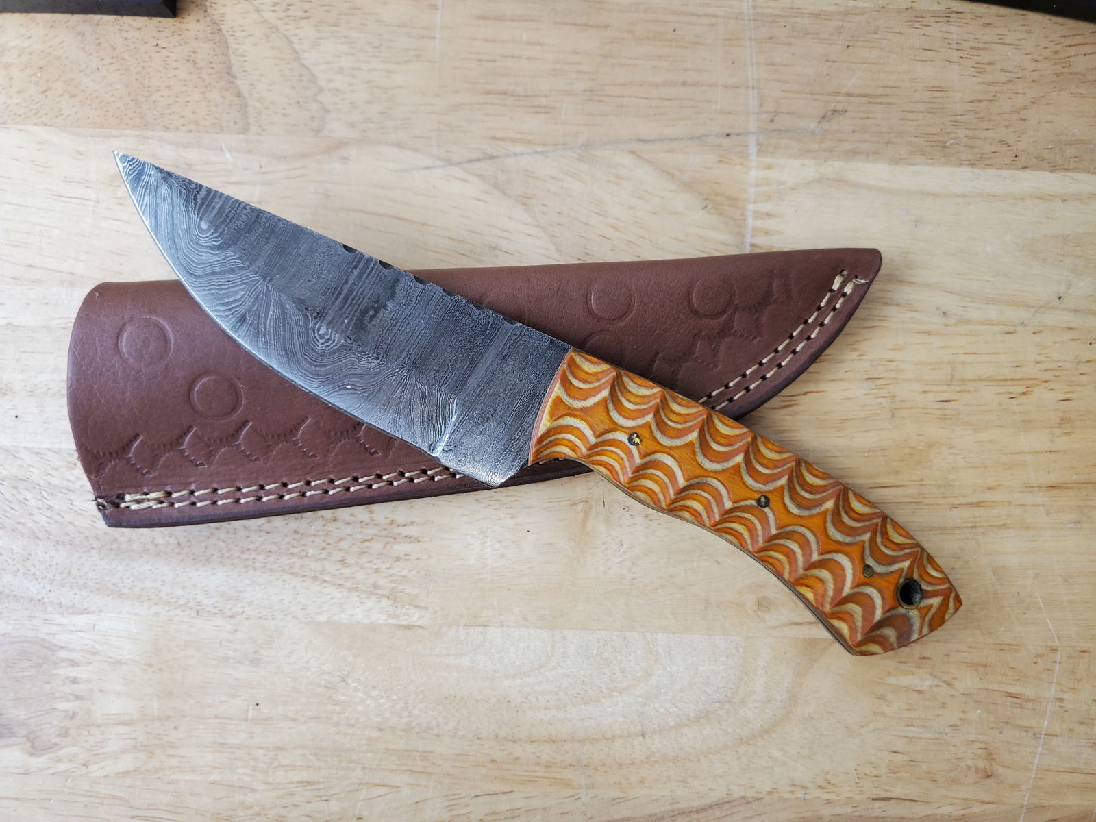 Beautiful Handmade Damascus Steel Knife w/Sheath: Beautiful Handmade Damascus Steel Knife w/Sheath. See photos for details and measurements. Meticulously crafted by skilled artisans, each knife is forged from multiple layers of high-carbon steel?heat
