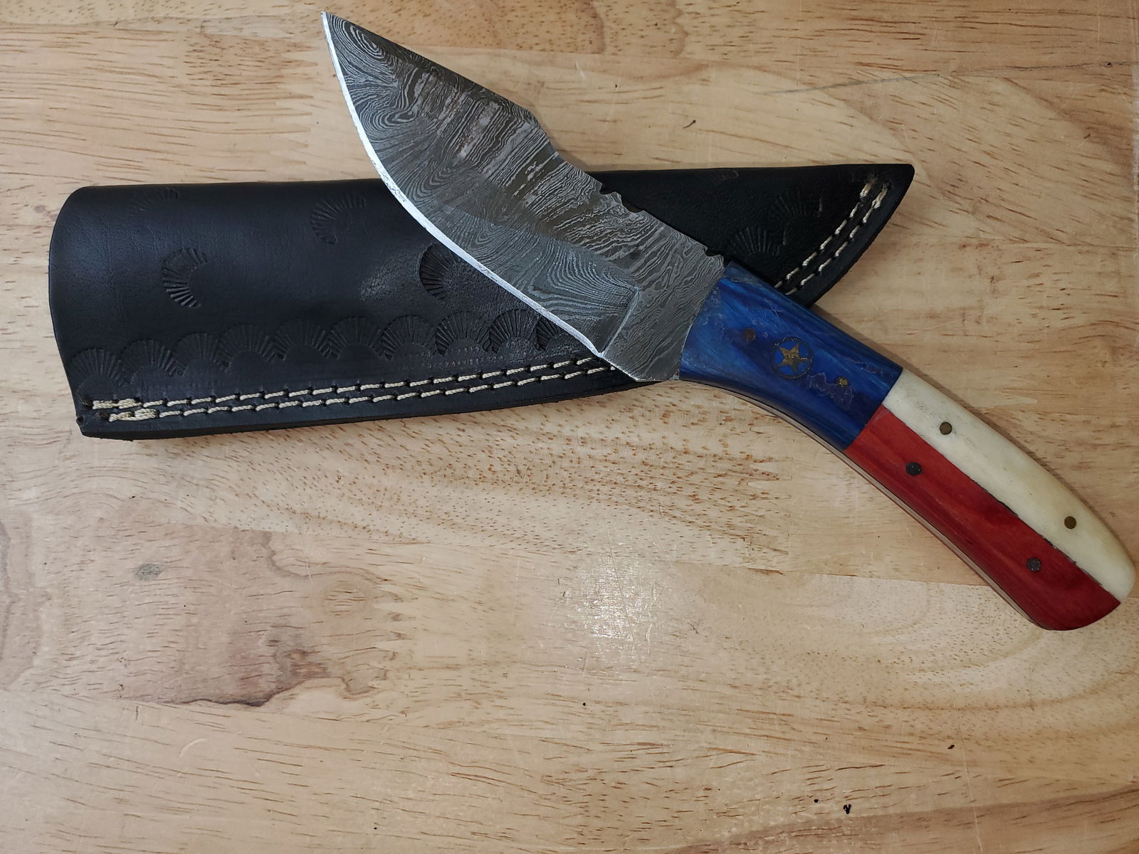 Beautiful Handmade Damascus Steel Knife w/Sheath: Beautiful Handmade Damascus Steel Knife w/Sheath. See photos for details and measurements. Meticulously crafted by skilled artisans, each knife is forged from multiple layers of high-carbon steel?heat