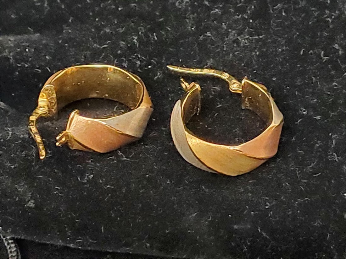 14K Italian Sculptural Gold Earrings: 14K Italian Sculptural Gold Earrings. Reserve is set at $160, well below market value.