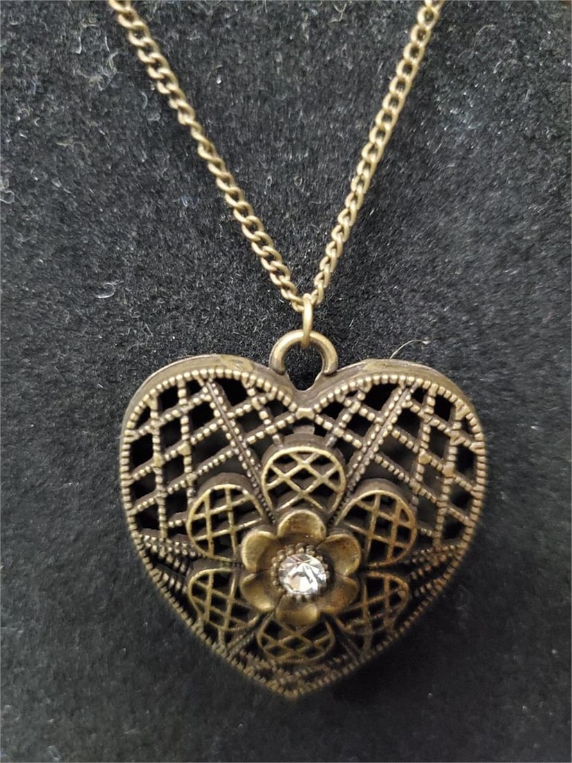 Delicate Ornate Heart Shaped Pendant Necklace: Delicate Ornate Heart Shaped Pendant Necklace