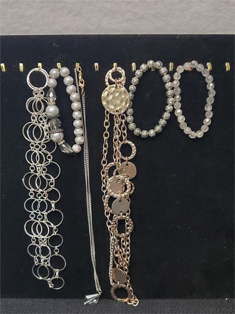 Large Lot of Fashion Necklaces and Bracelets: Large Lot of Fashion Necklaces and Bracelets