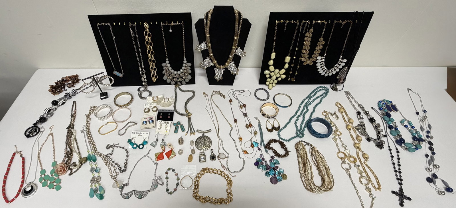 Large Mystery Lot of Jewelry: Large Mystery Lot of Jewelry
