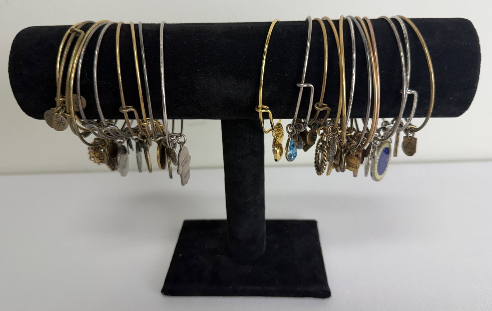 Large Mystery Lot of Jewelry - Bracelets: Large Mystery Lot of Jewelry - Bracelets