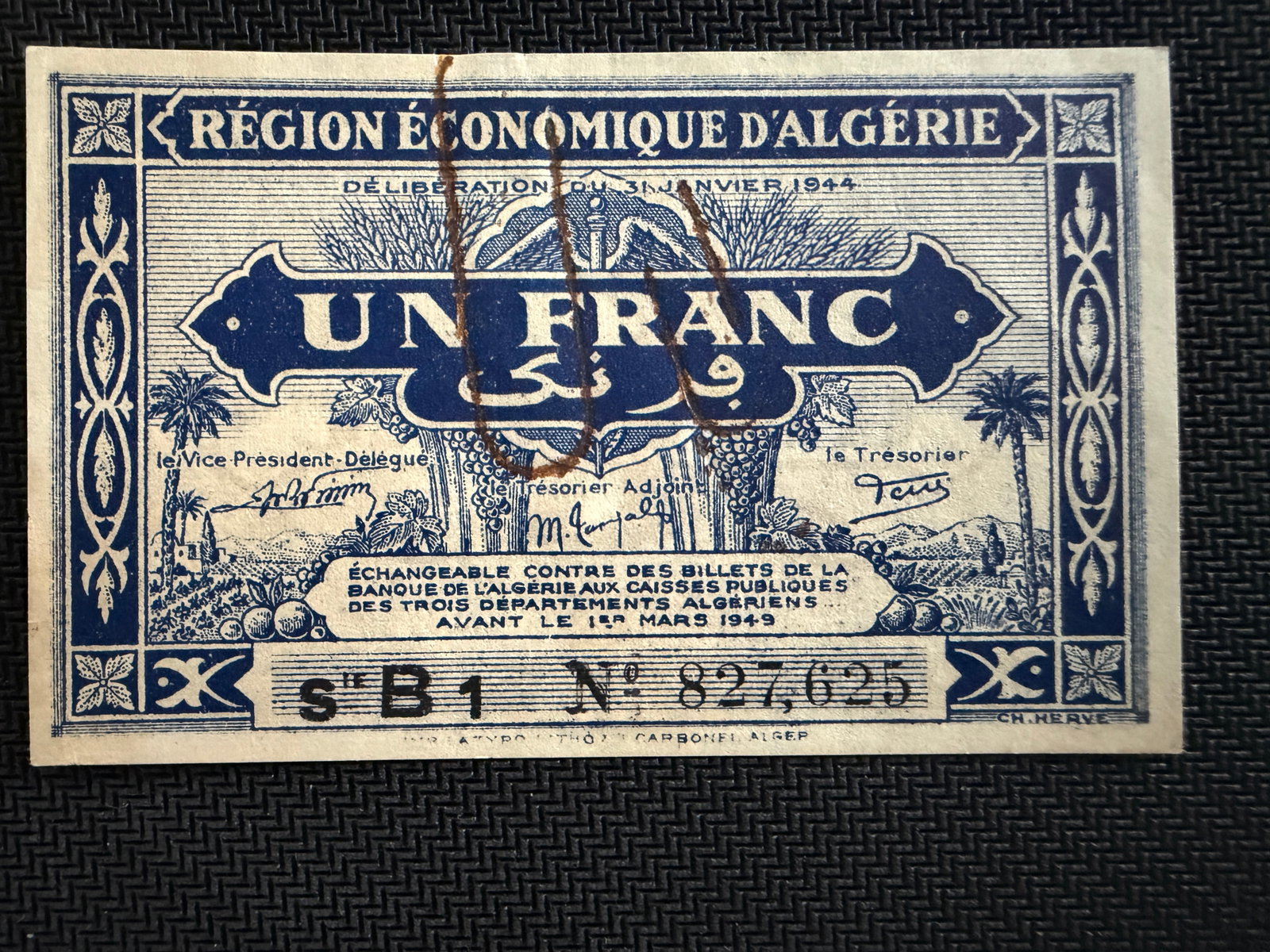 Algerian 1 Franc Emergency Banknote - 1944 - Rare: Algerian 1 Franc Emergency Banknote - 1944 - Rare. Identified as Pick number 98a or 101, from the Economic Region of Algeria. These notes were issued during World War II for the Algerian Economic Regi