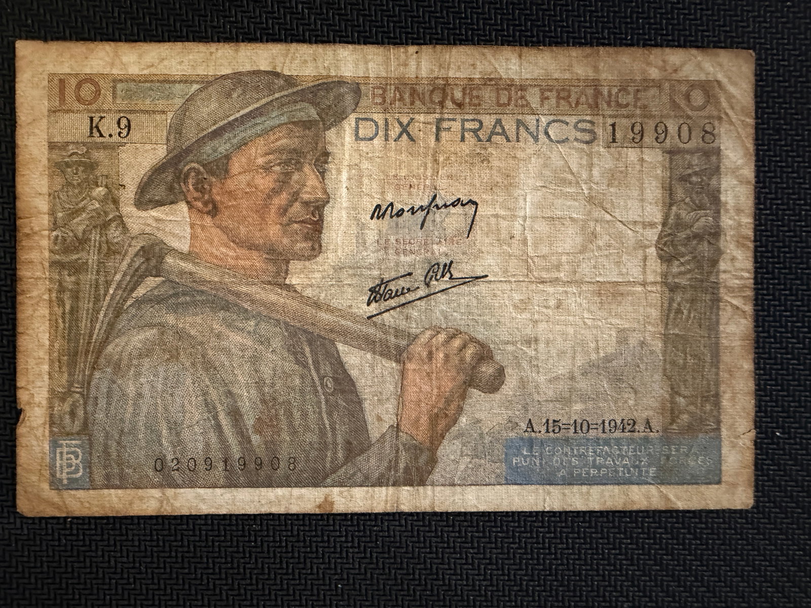 10 Franc Banknote from Banque de France - 1942 - Rare.: 10 Franc Banknote from Banque de France - 1942 - Rare. Features the portrait of a miner. Issued during the German occupation of France in World War II. The note depicts a miner with a pick on his shou