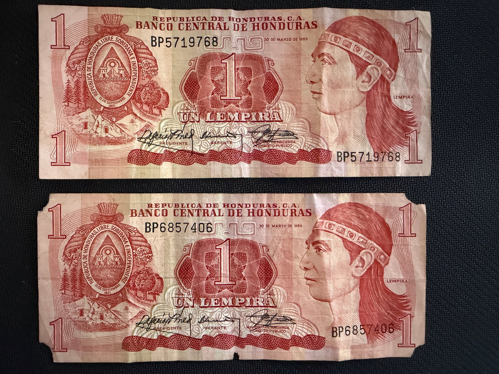 Pair of 1 Lempira banknote from Honduras - Rare: Pair of 1 Lempira banknote from Honduras - Rare. The bill displays a portrait of the indigenous leader Lempira on the right and the national coat of arms of Honduras on the left. Lempira was a 16th-ce