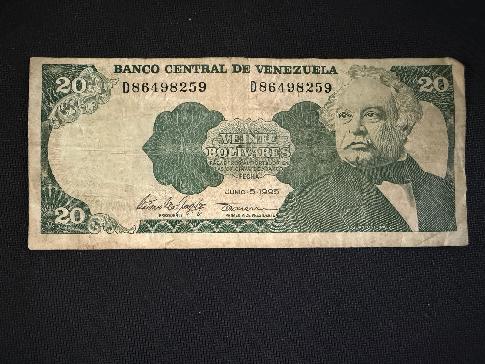 20 Venezuelan Bolivares Banknote - 1995 - Rare: 20 Venezuelan Bolívares Banknote - 1995 - Rare. The banknote features a portrait of José Antonio Páez, a prominent leader during Venezuela's war of independence and its first president.