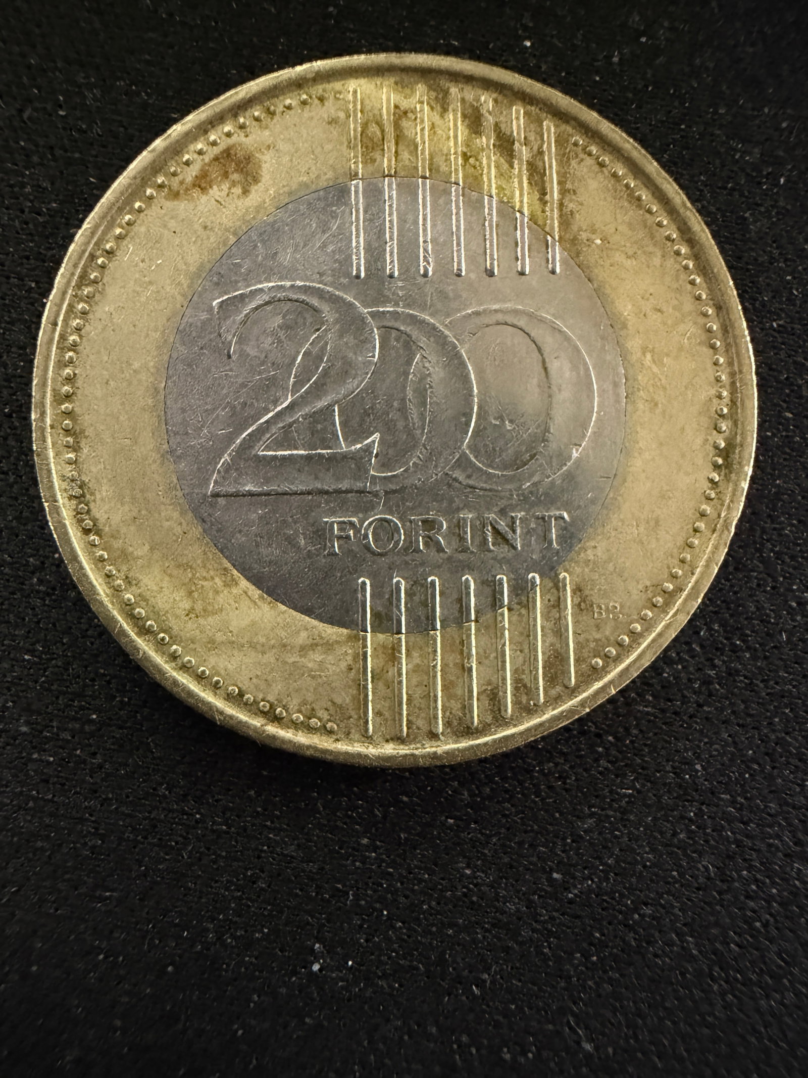 Hungarian 200 forint bi-metallic coin featuring the Chain Bridge - 2009 (1 of 2)