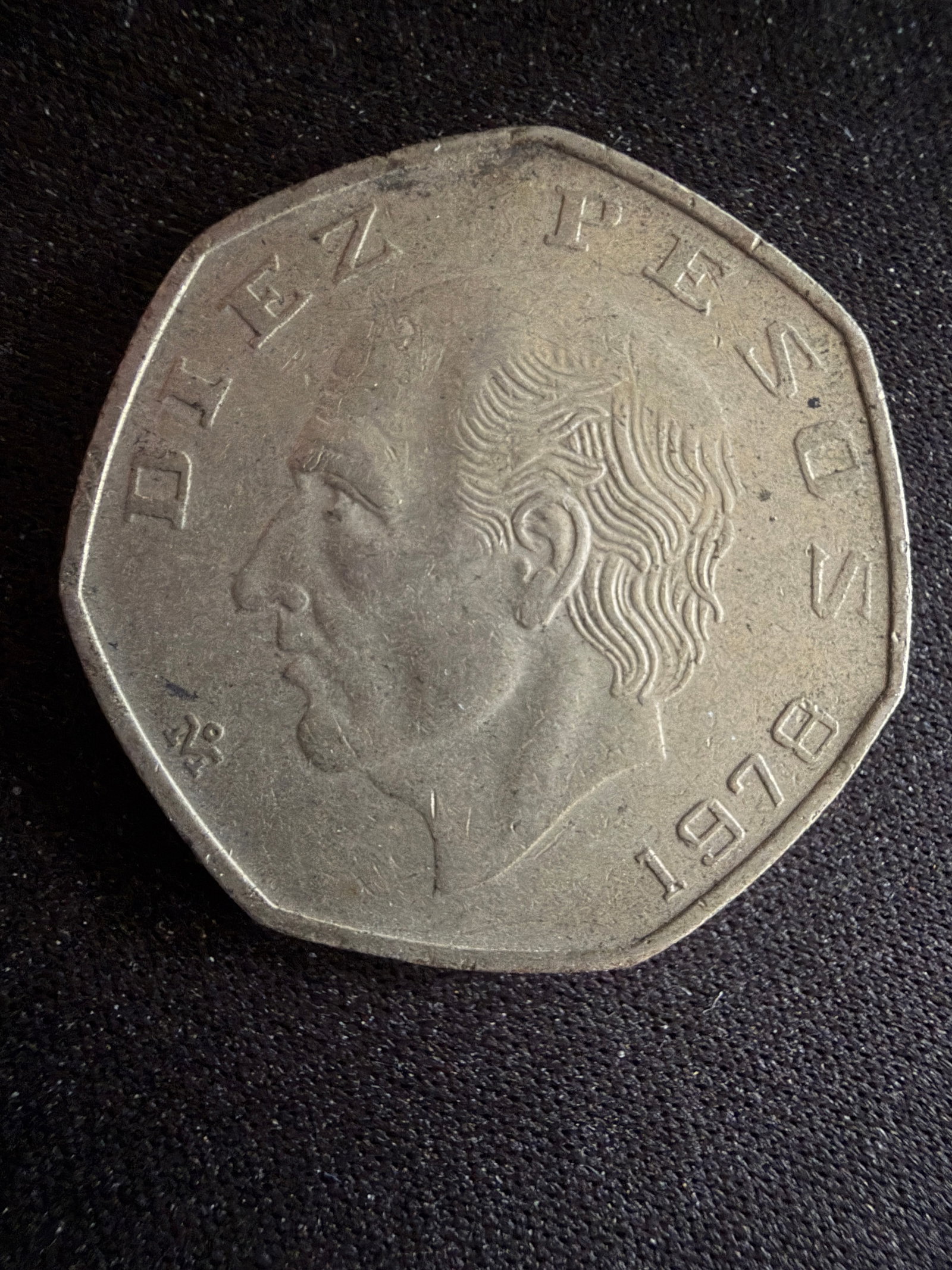 1978 Mexico 10 Pecos coin featuring Miguel Hidalgo y Costilla: 1978 Mexico 10 Pecos coin featuring Miguel Hidalgo y Costilla. The coin is copper-nickel and has a distinct seven-sided heptagonal shape. It was minted in Mexico City between 1974 and 1985, weighs 10 