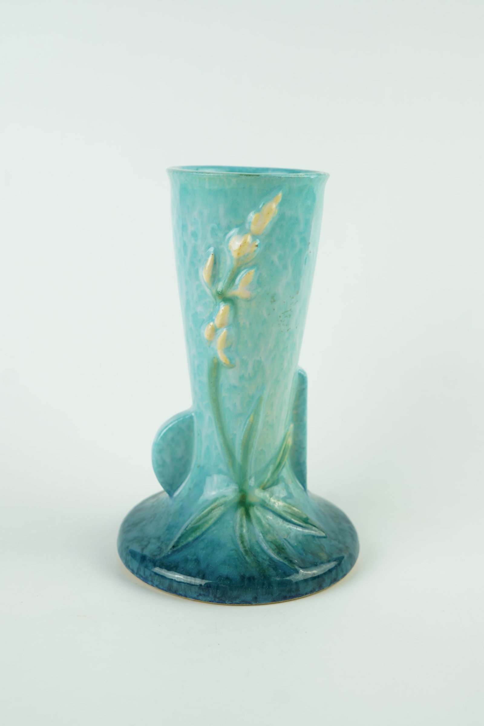 1940's Roseville Blue Wincraft Pottery Vase 281-6: Produced in 1948 with a beautiful blue color. In excellent condition