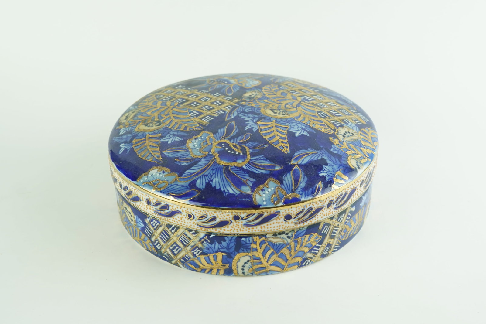 Vintage Blue Porcelain Chinese Ornate Lidded Trinket Dish (1 of 7)