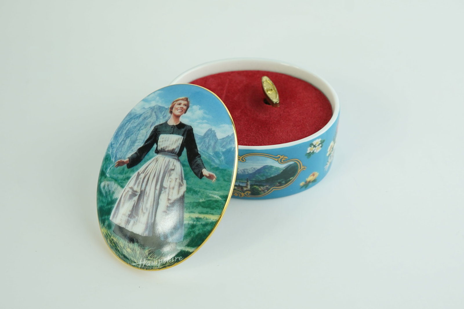 1991 Ardleigh Elliott " The Sound of Music" Music Box: Beautifully designed musical lidded trinket box. Excellent condition
