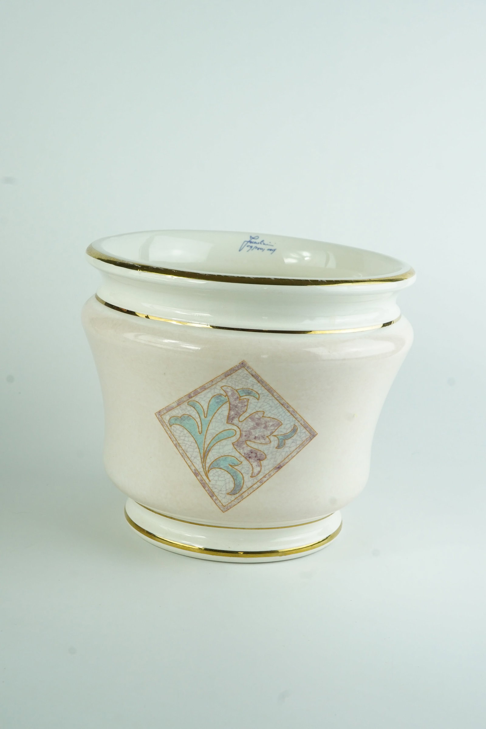 Vintage Faccioni Castelli Ceramic Planter: This is a hand signed piece made in Italy. Has a wonderful diamond pattern with gold trimIn great condition