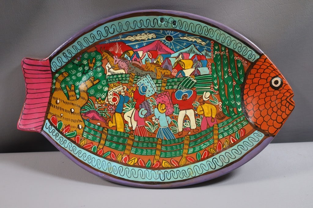 MEXICAN FOLK ART: A VINTAGE MEXICAN FOLK ART FISH PLATE. VERY GOOD CONDITION. 13" L
