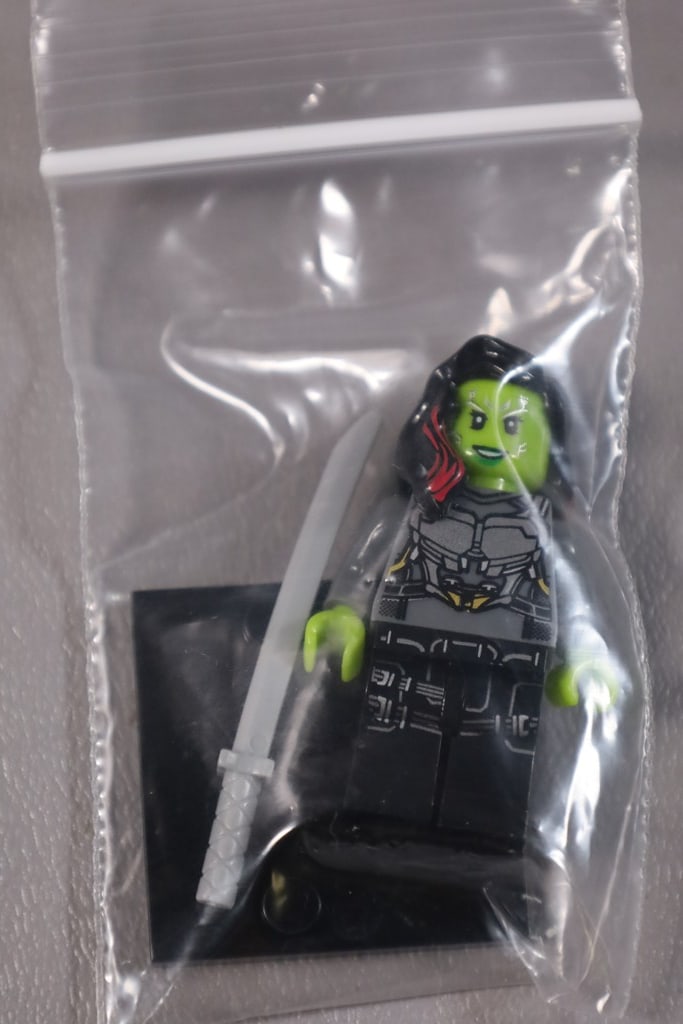 CUSTOM MINIFIGURE: A CUSTOM GAMORA (GUARDIANS OF THE GALAXY 2) LEGO STYLE/COMPATIBLE MINIFIGURE. EXCELLENT CONDITION.