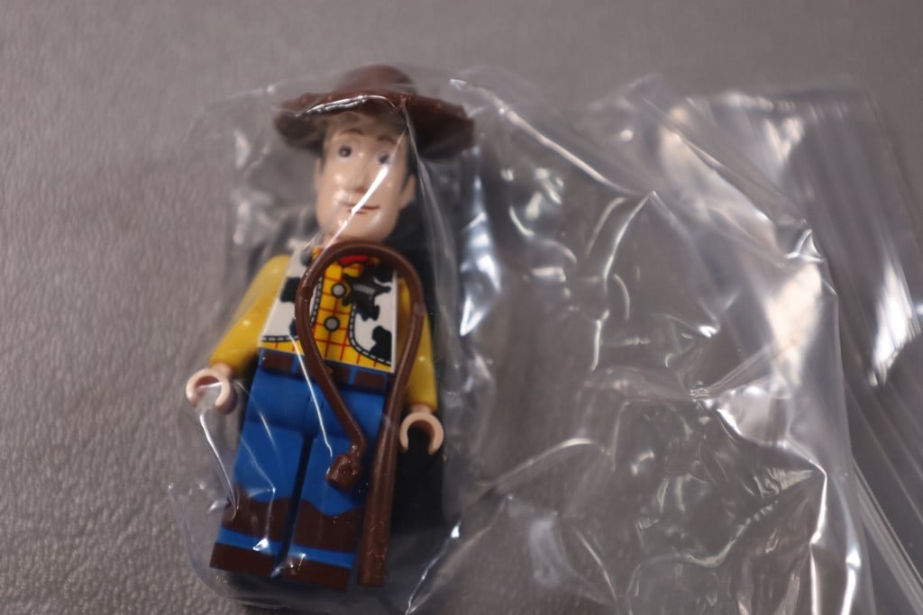 CUSTOM MINIFIGURE: A CUSTOM WOODY (TOY STORY 3) LEGO STYLE/COMPATIBLE MINIFIGURE. EXCELLENT CONDITION.